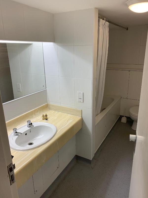 Twin Room with Private Bathroom image 2
