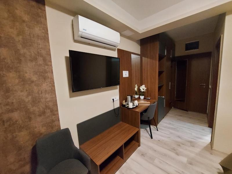 Superior Double or Twin Room with Terrace image 3