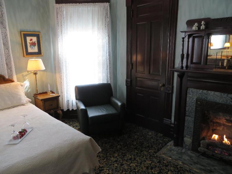 Queen Room image 2