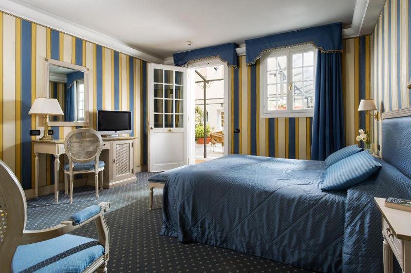 Double Room with Patio image 3