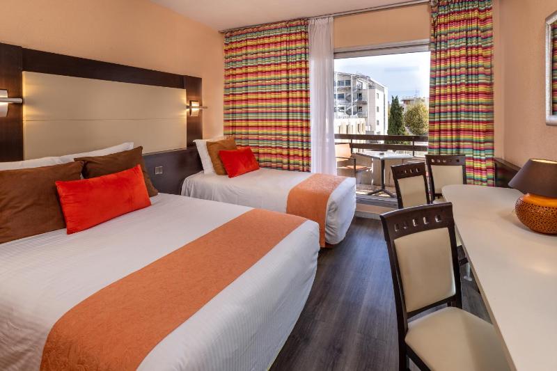 Triple Room with Balcony image 3