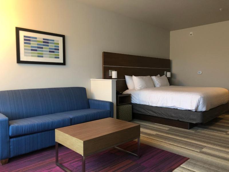 King Suite with Sofa Bed image 3