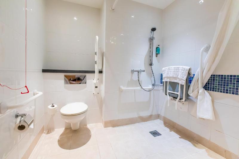Standard Accessible Queen Room with Free Hot Breakfast image 3