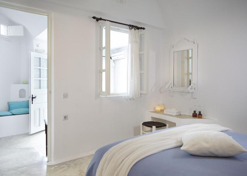 Standard Apartment with Caldera View image 2