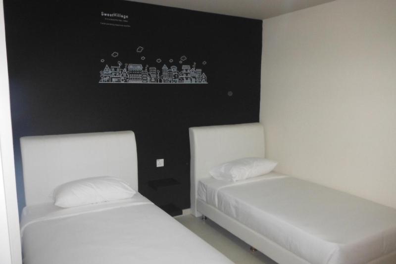 Superior Twin Room image 3