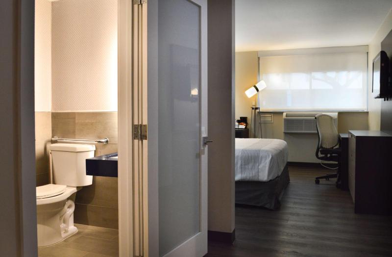 King Room with Mobility Accessible Tub image 3