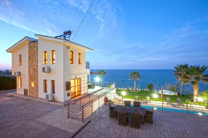 Three-Bedroom Villa with Private Pool and Sea View image 3