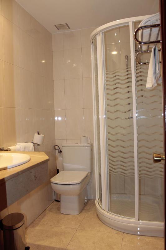 Twin Room image 4