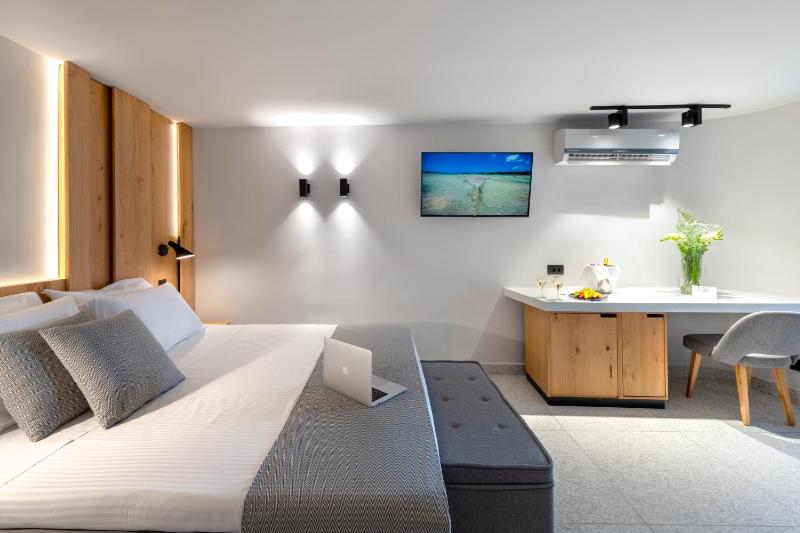 Double Room with Garden View image 4