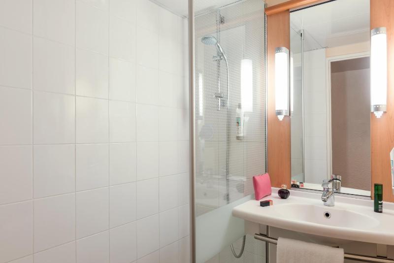 Standard Room with 2 Single Beds image 2