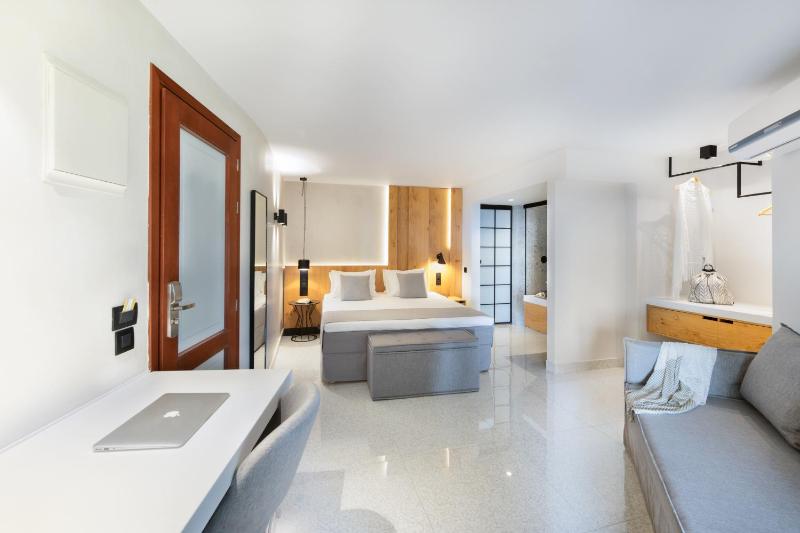 Double Room with Sea View image 1