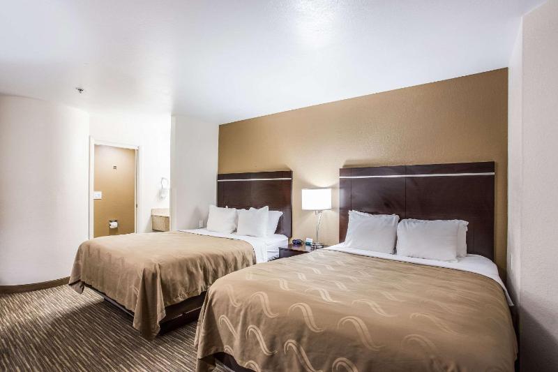 Standard Queen Room with Two Queen Beds - Non-Smoking image 4