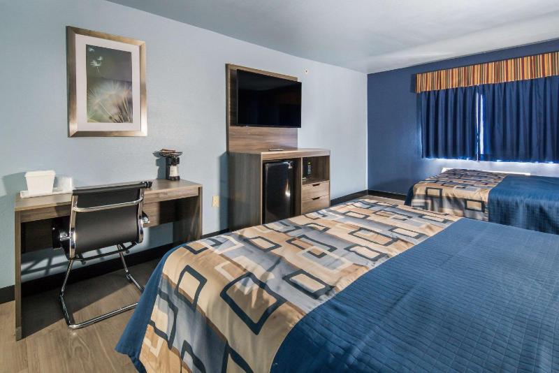 Queen Room with Two Queen Beds - Non-Smoking image 3