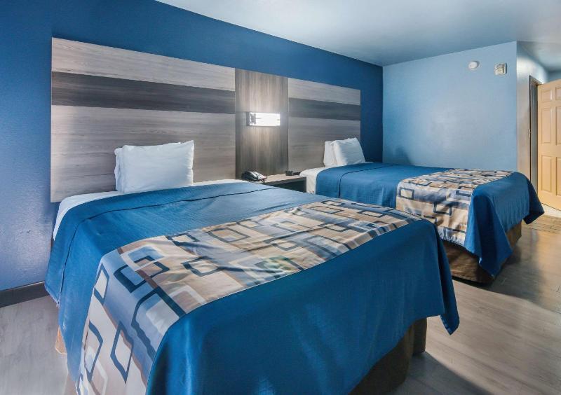Queen Room with Two Queen Beds - Non-Smoking image 4