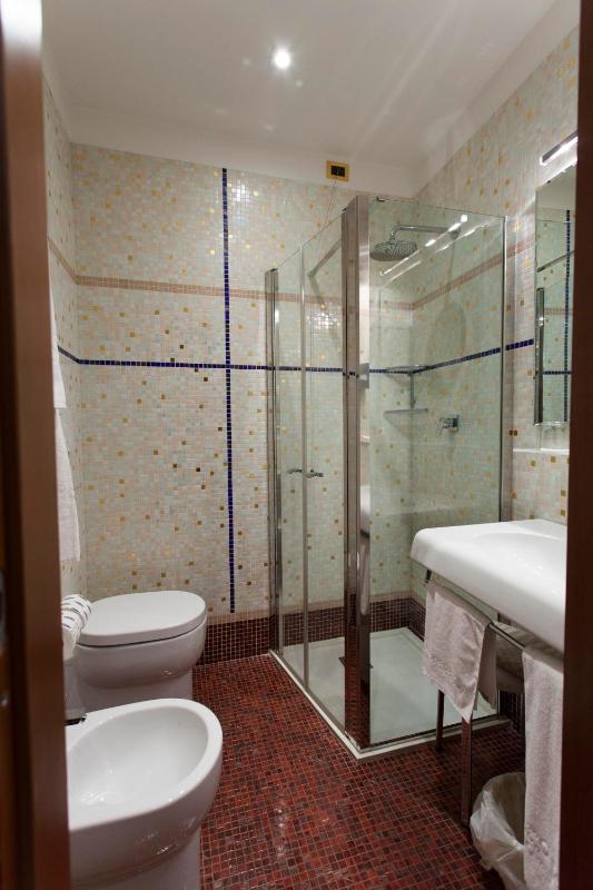Twin Room image 3