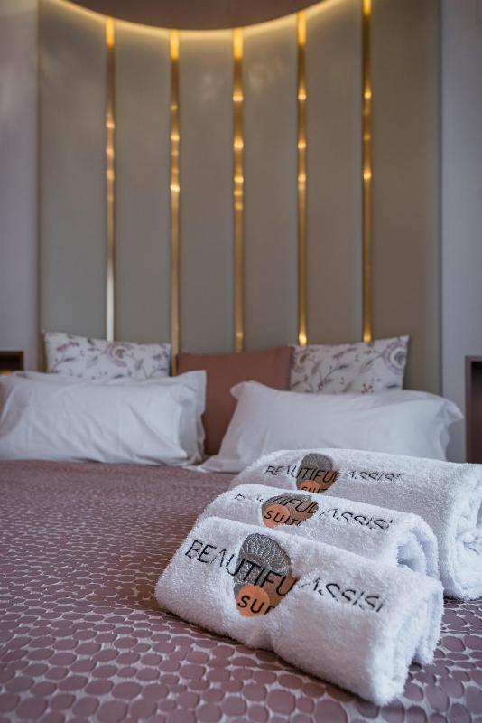 King Room with Spa Bath image 3