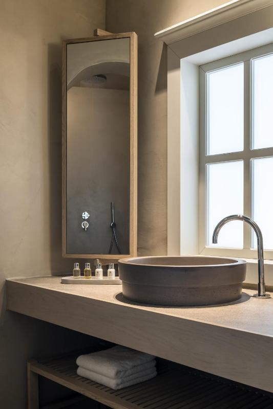 Signature Suite with Hot Tub image 3