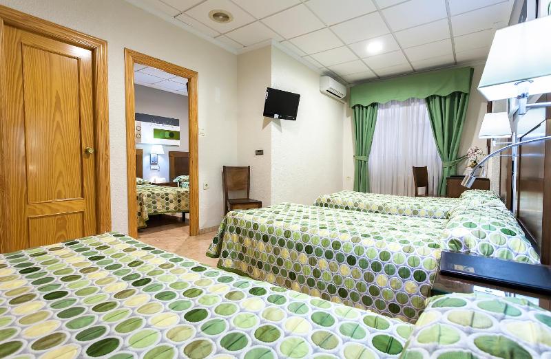 Interconnecting Room (5 Adults) image 3