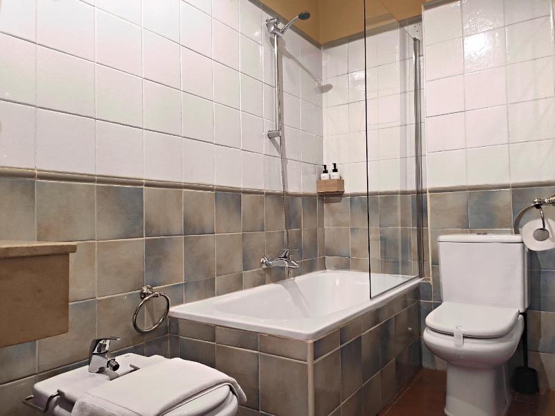 King Double Room image 3