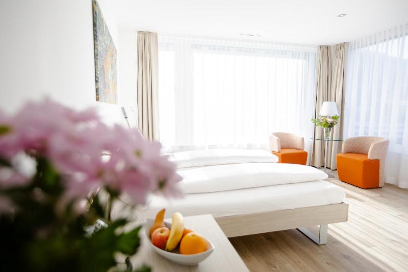 Standard Twin Room with Mountain View image 3