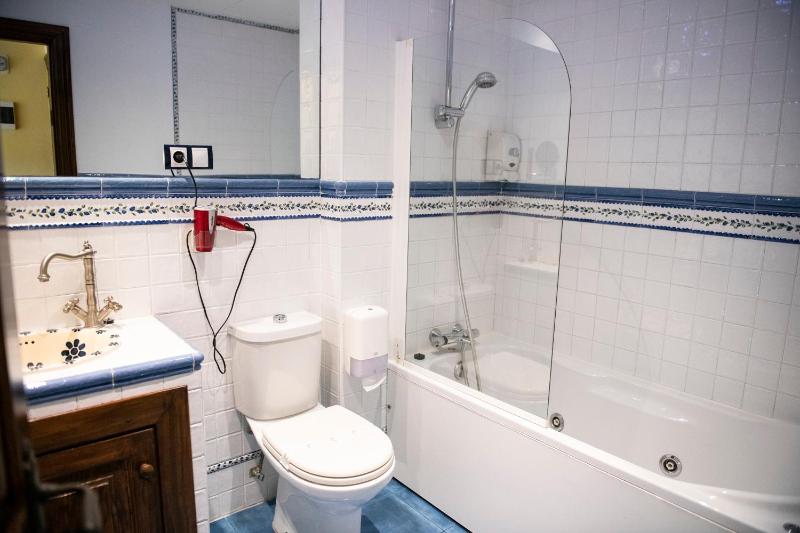 Comfort Double Room with Spa Bath image 3