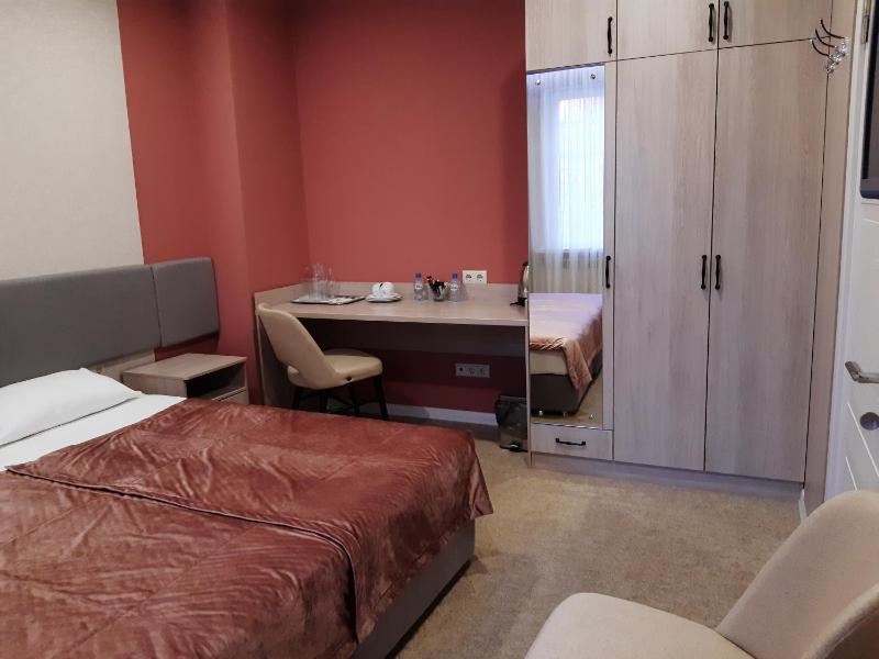 Standard Double Room image 3