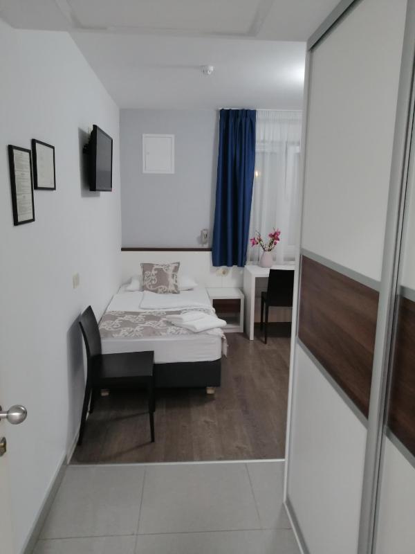 Twin Room image 2