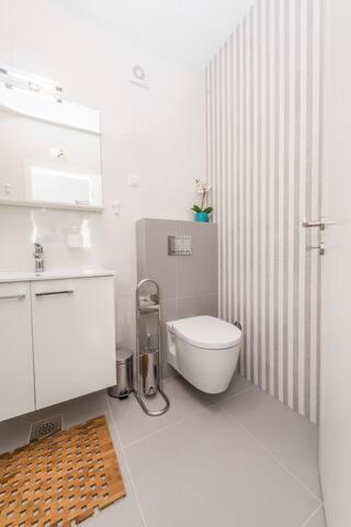 Blue sky modern sea view apartment - image 3