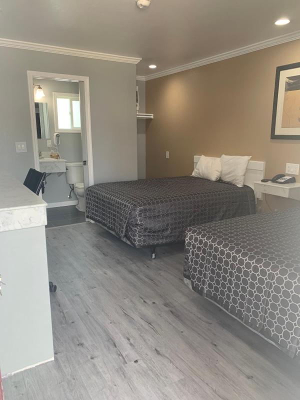 Deluxe Double Room image 3