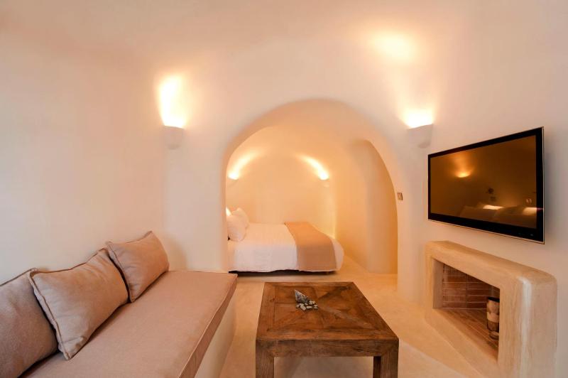 Kapari Up & High with Outdoor Hot tub & Panoramic Caldera View image 4
