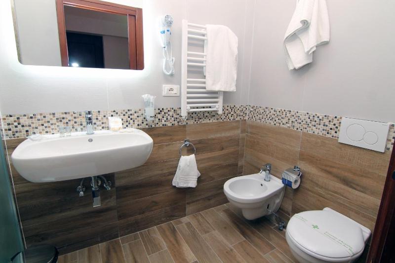 Double Room image 3