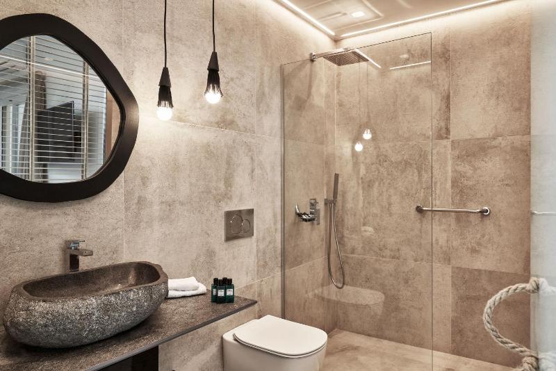 Queen Suite with Spa Bath image 2