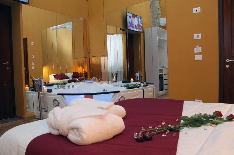 Double Room with Spa Bath image 3