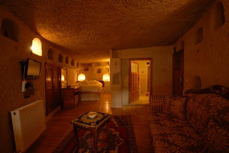 Deluxe Cave Suite image 3
