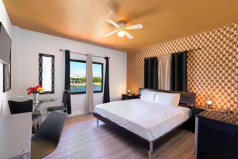Superior King Room (Fully Renovated) image 1