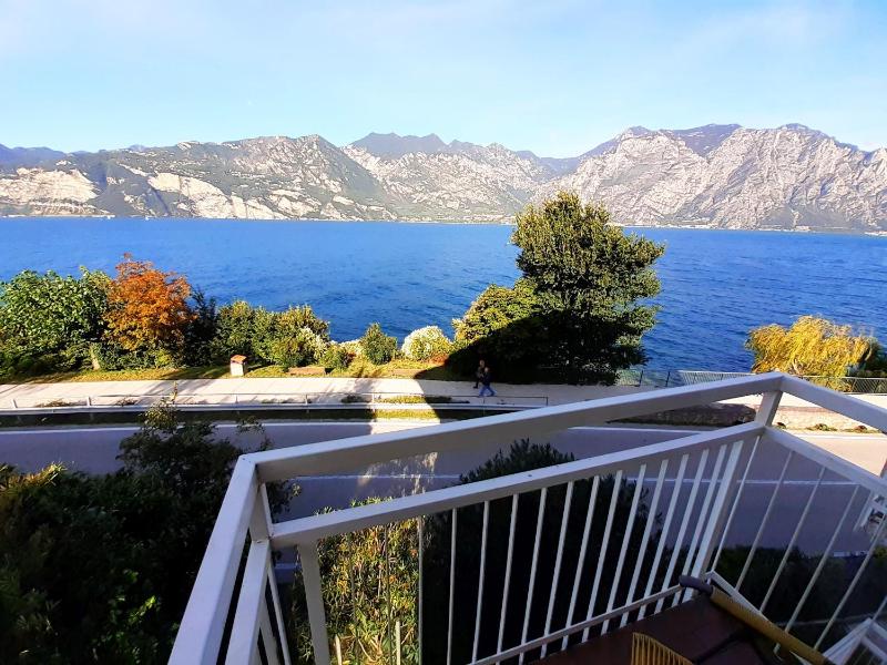 Double Room with Lake View image 4