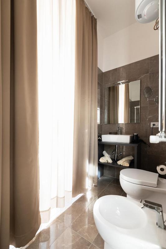 Deluxe Double Room with Balcony image 2