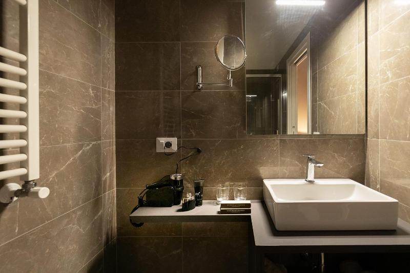 Deluxe Double Room with Balcony image 2