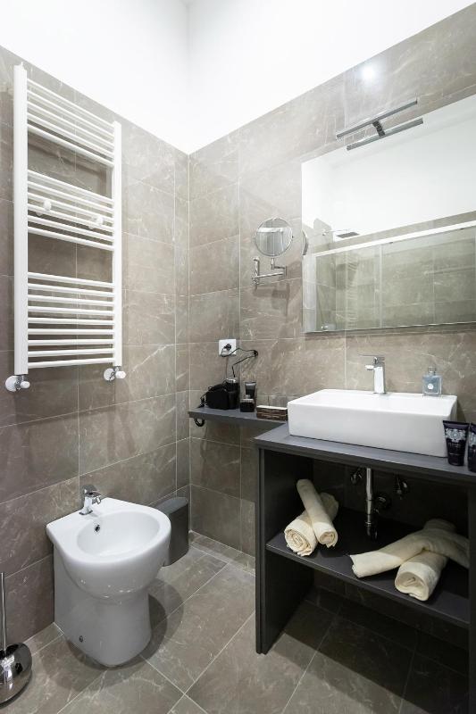 Deluxe Double Room with Balcony image 4