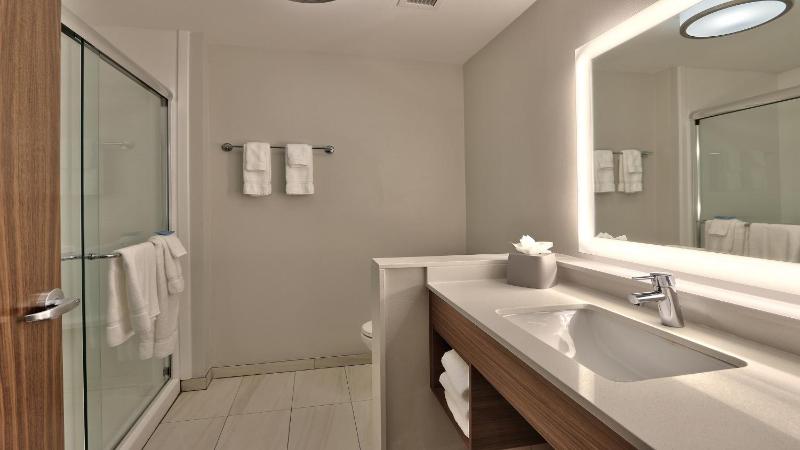 Standard King Room image 3