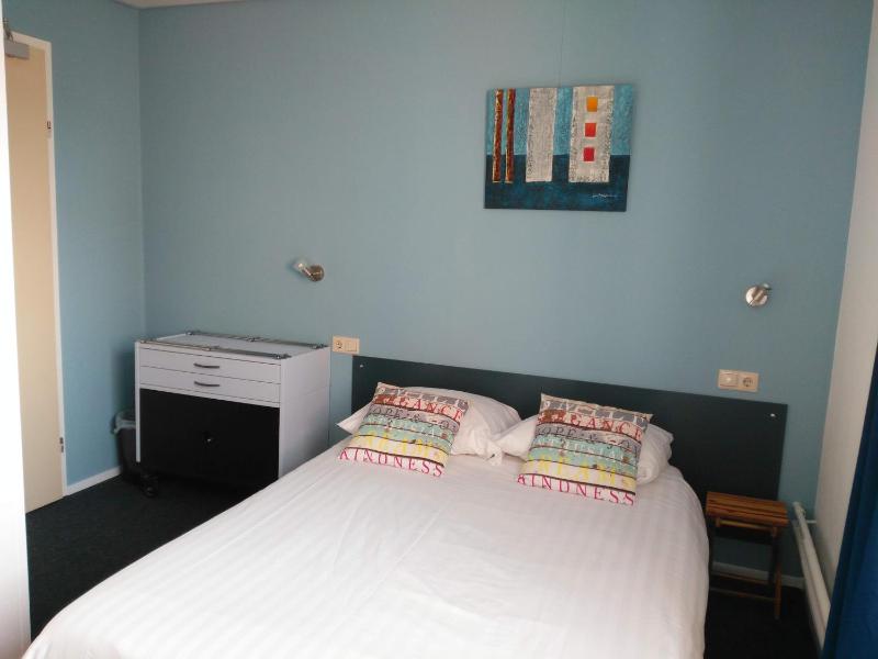 Small Double Room image 4