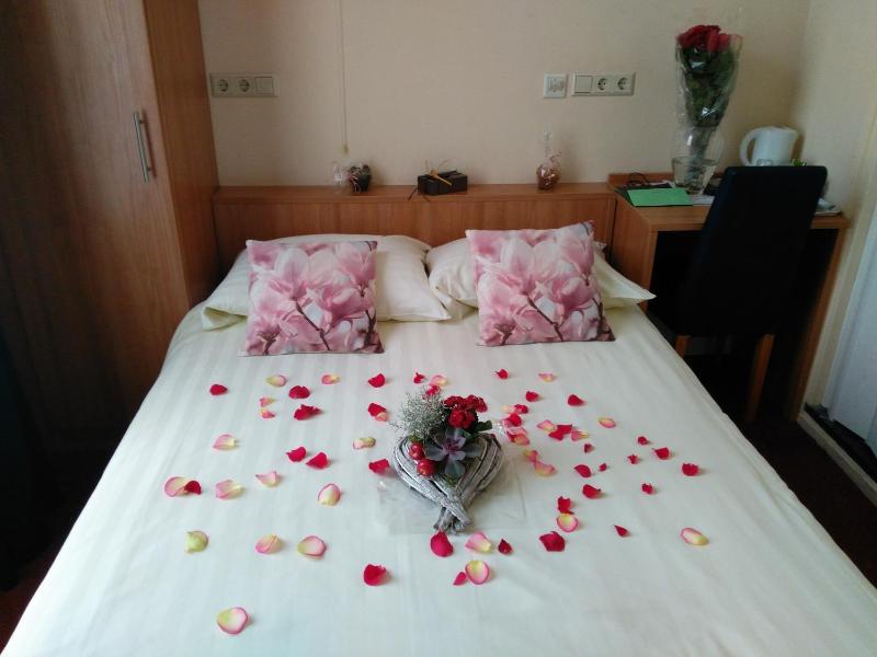 Small Double Room image 3