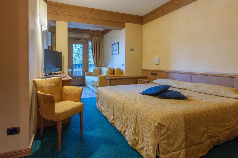 Deluxe Triple Room image 3