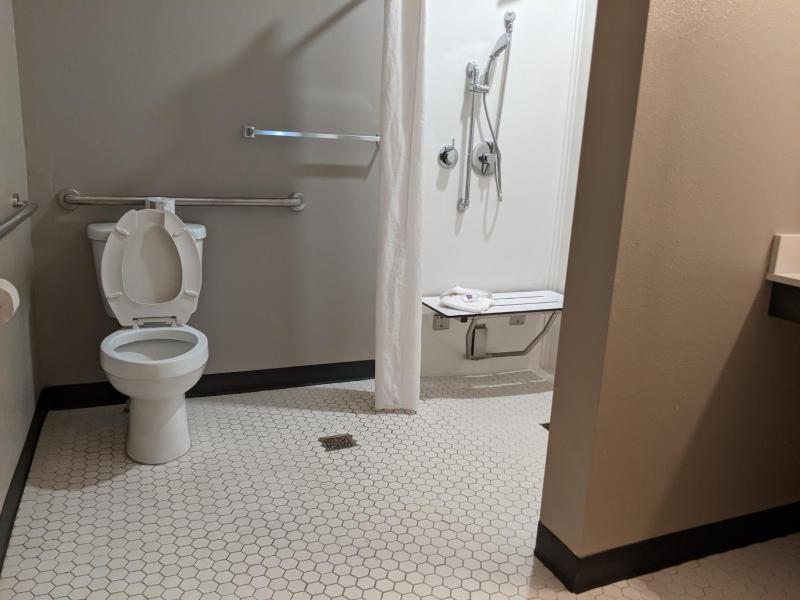 Queen Room - Disability Access image 3