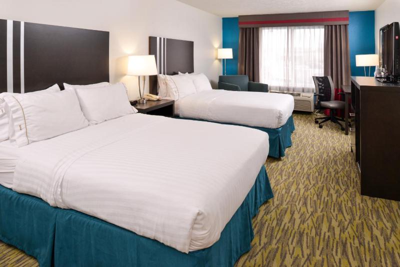 Standard Room with Two Queen Beds image 2
