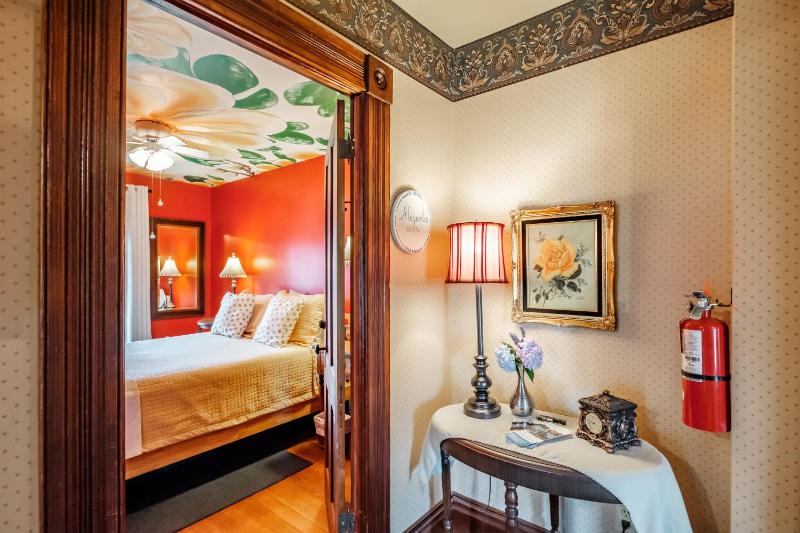 Queen Room with Shared Bathroom image 2