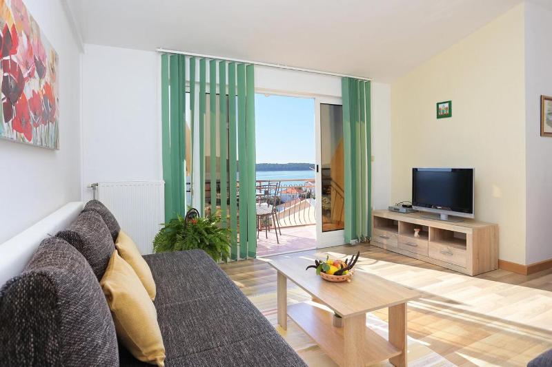 One-Bedroom Apartment with Balcony and Sea View image 3