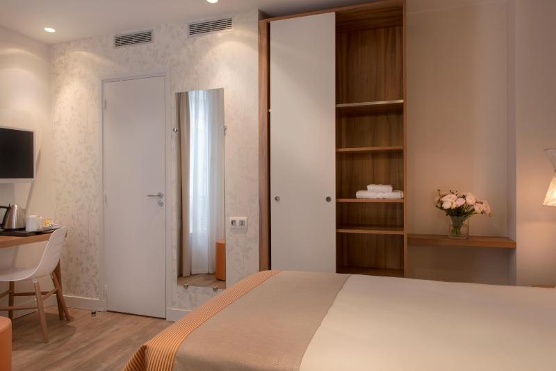 Classic Single Room image 4