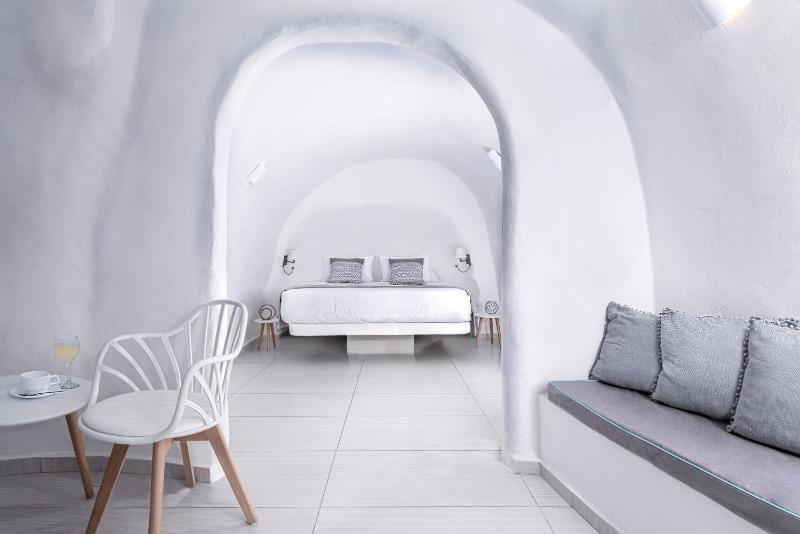 Two Bedroom Cave Suite with Caldera & Sea View image 4