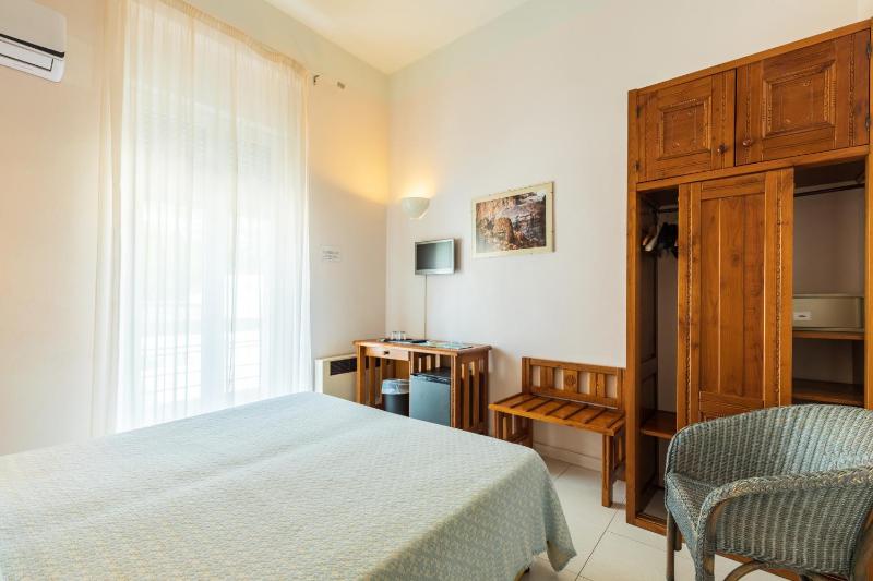 Economy Double Room image 4